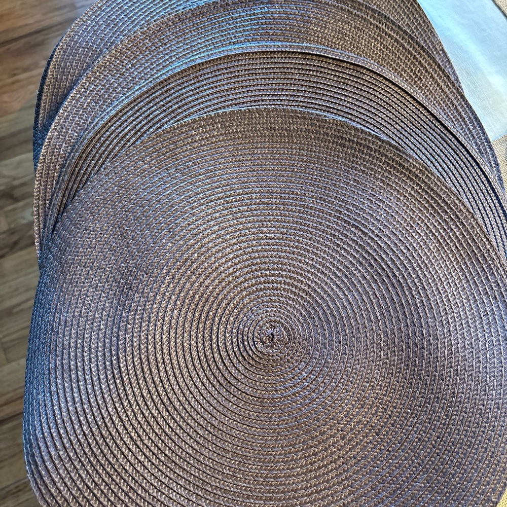 Set of 6! Beautiful Macy’s round placemats!